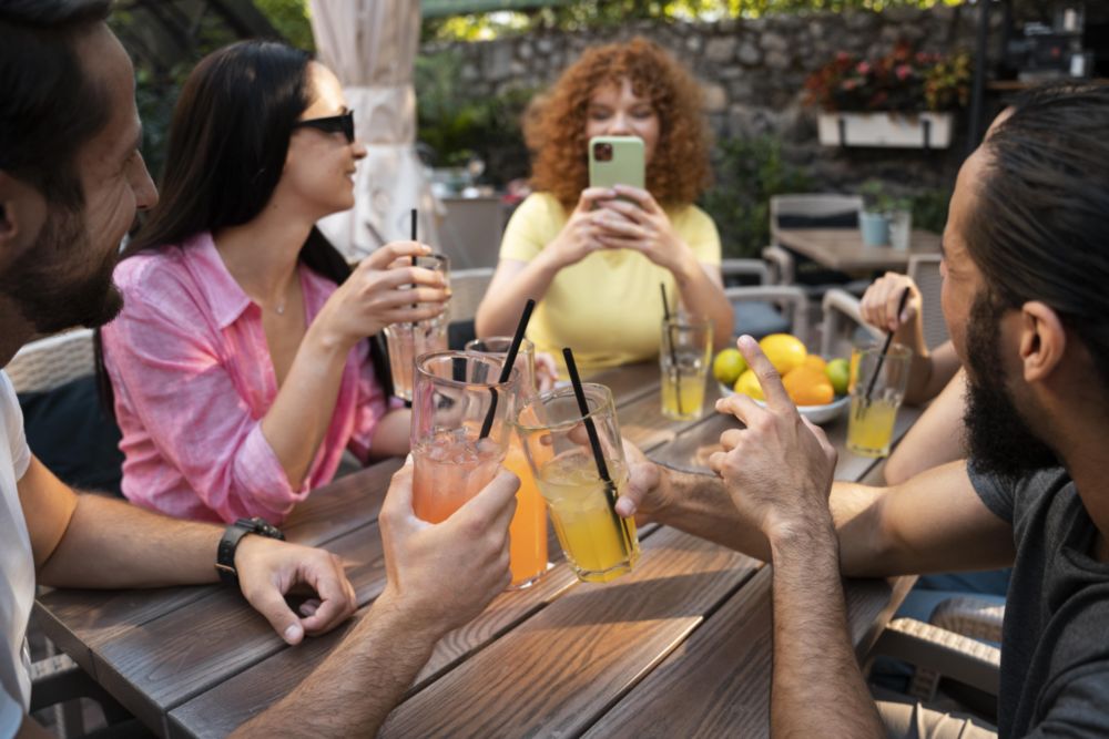 Journée Internationale de l'Amitié - Cheers au Bar du Patio ! 🥂👫